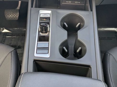 Used 2025 Volkswagen Atlas SE FWD image 19