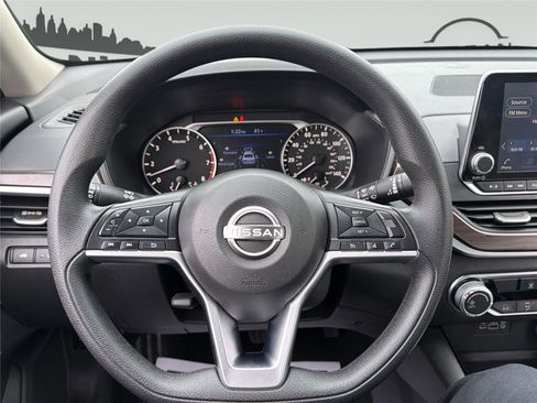 Used 2024 Nissan Altima 2.5 SV image 16