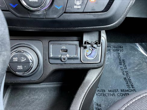 Used 2023 Jeep Renegade Trailhawk AWD/4WD image 19