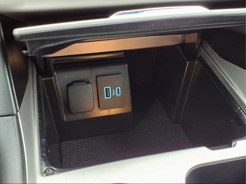 Used 2023 Ford Explorer XLT image 8