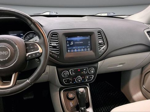 Used 2019 Jeep Compass Latitude w/ Popular Equipment Group AWD/4WD image 9