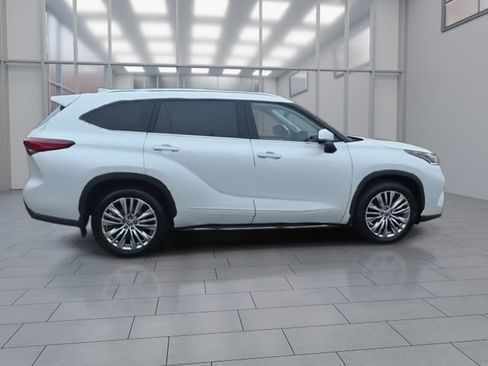 Used 2023 Toyota Highlander Platinum AWD/4WD image 9