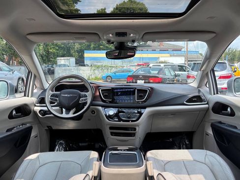 Used 2017 Chrysler Pacifica Limited FWD image 26