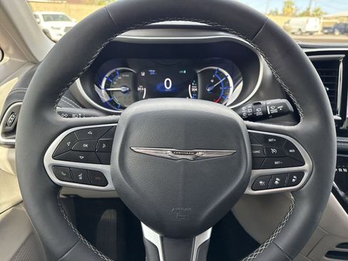 Used 2024 Chrysler Pacifica Select image 27