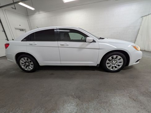 Used 2014 Chrysler 200 LX FWD image 3