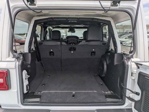 Used 2022 Jeep Wrangler Unlimited Rubicon AWD/4WD image 12