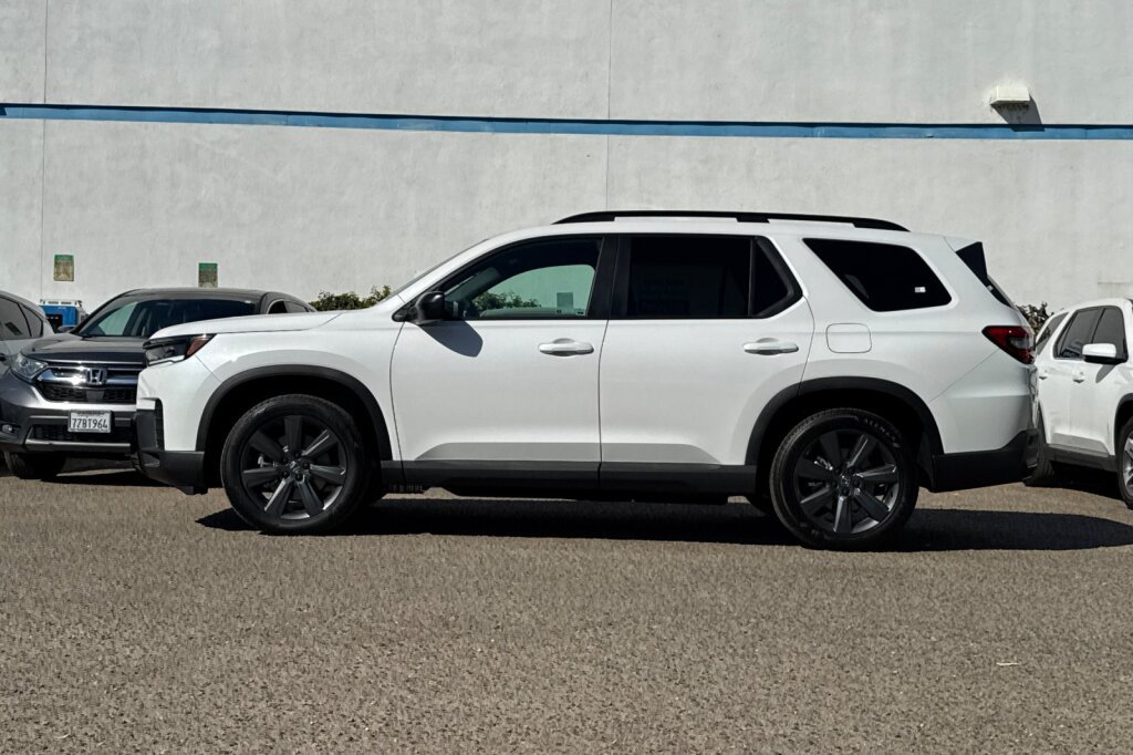 New 2026 Honda Pilot Sport image 7