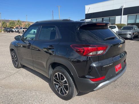 Used 2025 Chevrolet TrailBlazer LT w/ Driver Confidence Package image 3