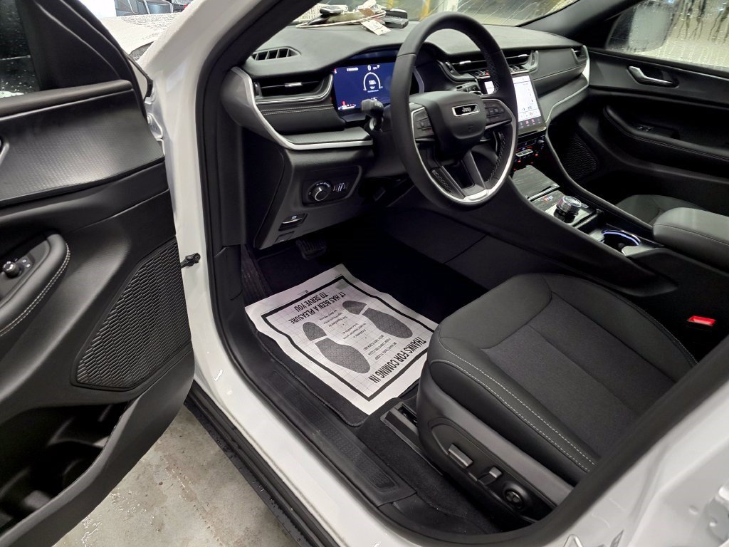 New 2027 Jeep Grand Cherokee Laredo X RWD image 15