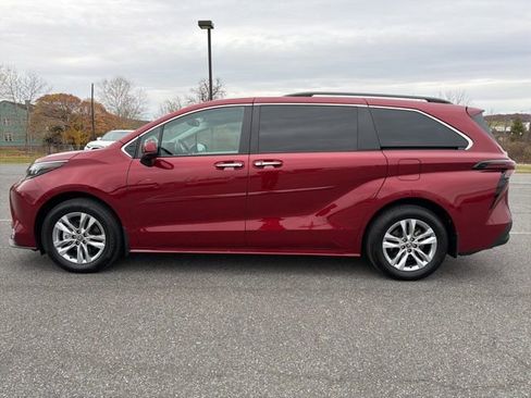 Used 2024 Toyota Sienna XLE image 5