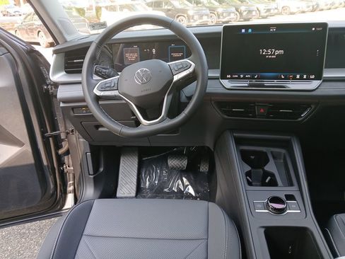 New 2025 Volkswagen Tiguan SE image 13