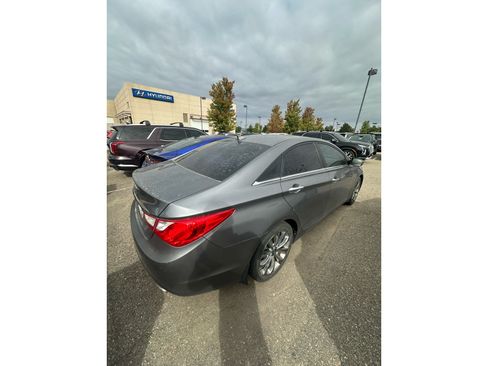 Used 2011 Hyundai Sonata SE w/ Navigation & Sunroof Pkg 4 FWD image 3