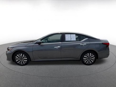 Used 2025 Nissan Altima 2.5 SV FWD image 8