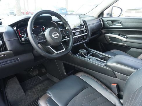Certified 2024 Nissan Pathfinder Platinum FWD image 18