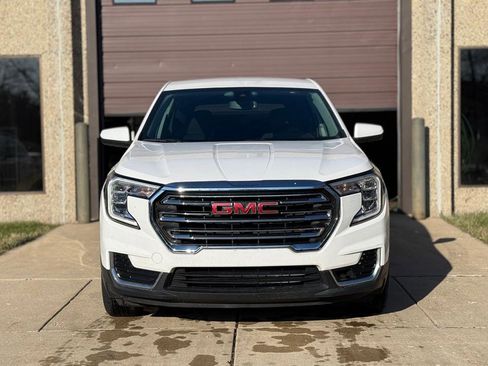 Used 2022 GMC Terrain SLE image 2