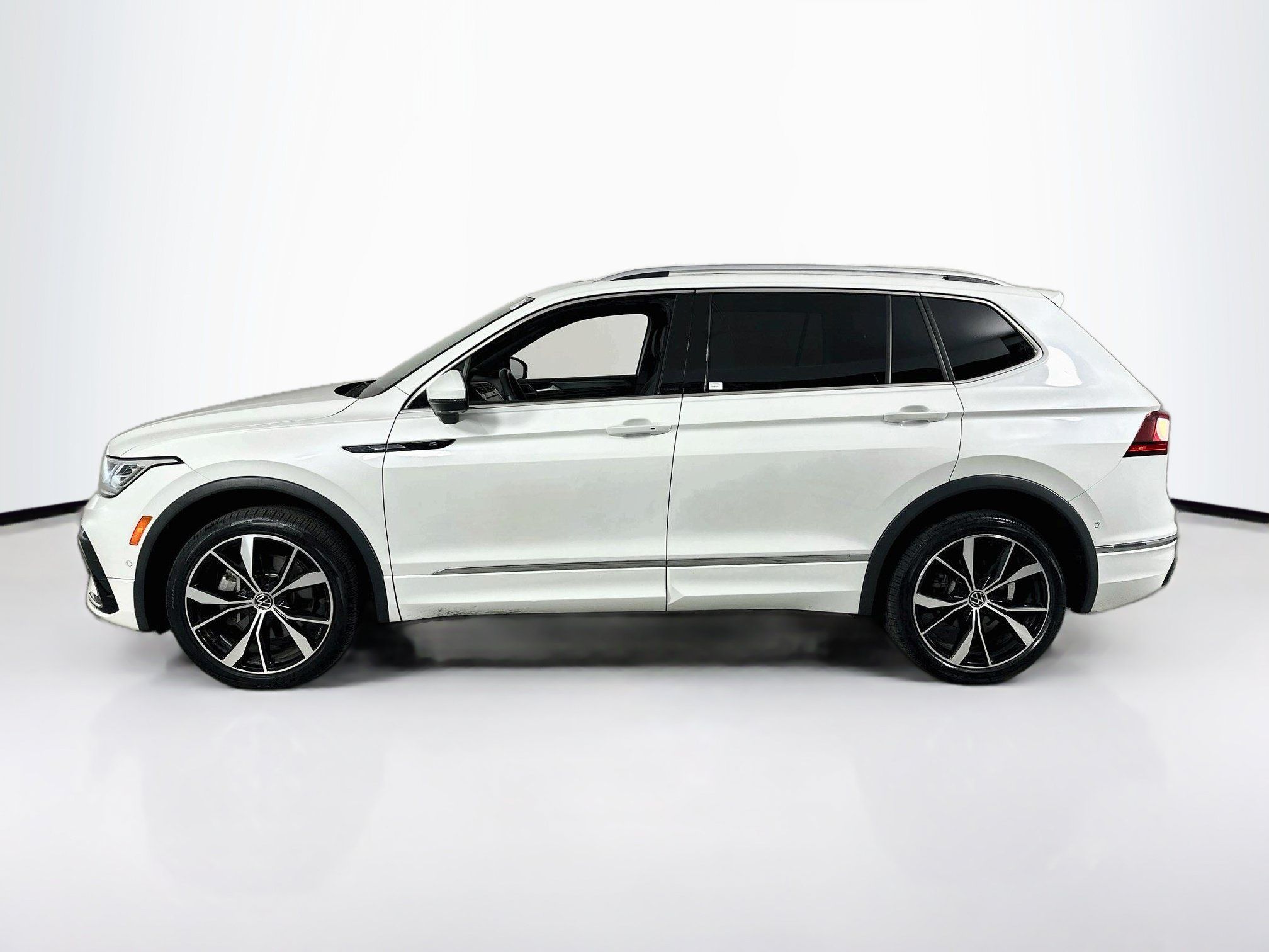 Used 2022 Volkswagen Tiguan SEL R-Line AWD/4WD image 8