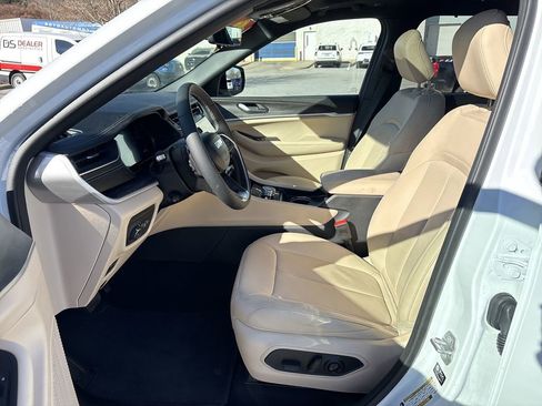 Used 2025 Jeep Grand Cherokee L Limited w/ Luxury Tech Group II image 23