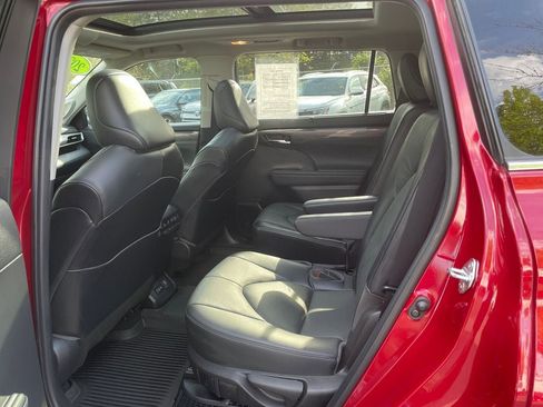 Used 2022 Toyota Highlander Platinum AWD/4WD image 16