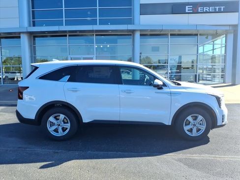 Used 2026 Kia Sorento LX FWD image 3