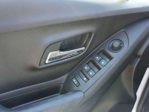 Used 2017 Chevrolet Trax LT w/ LT Convenience Package image 3