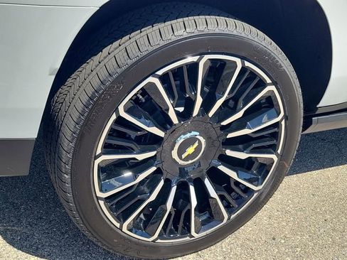 New 2026 Chevrolet Suburban High Country image 3