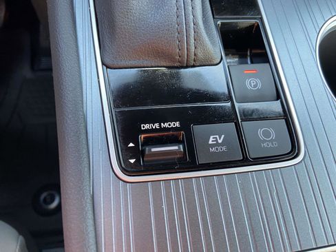 Used 2025 Toyota Sienna XLE image 16