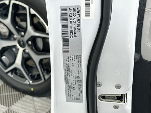 Used 2025 Jeep Compass Limited AWD/4WD image 12