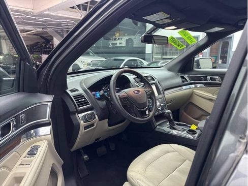 Used 2019 Ford Explorer Limited w/ Class III Trailer Tow Package FWD image 9