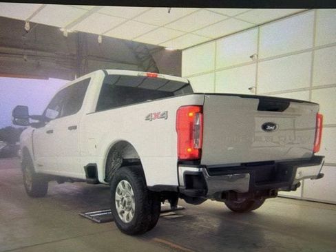 Used 2023 Ford F250 XLT AWD/4WD image 3