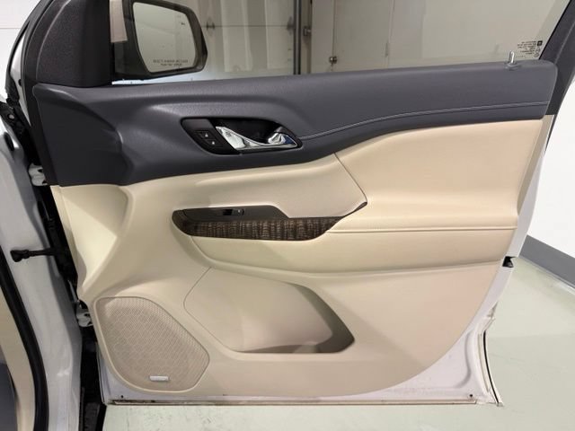 Used 2020 GMC Acadia Denali w/ Technology Package AWD/4WD image 31