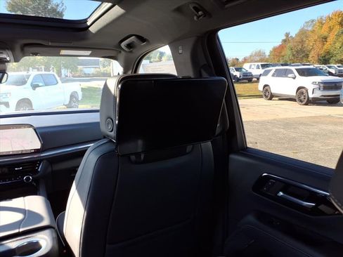 New 2026 Chevrolet Suburban Premier image 9