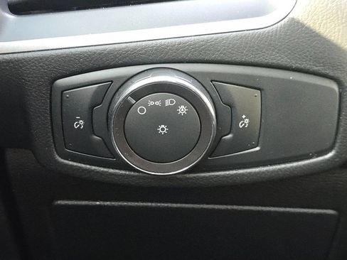 Used 2018 Ford Edge SE image 25