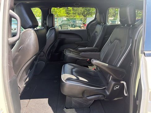 Used 2020 Chrysler Pacifica Limited w/ S Appearance Package FWD image 12