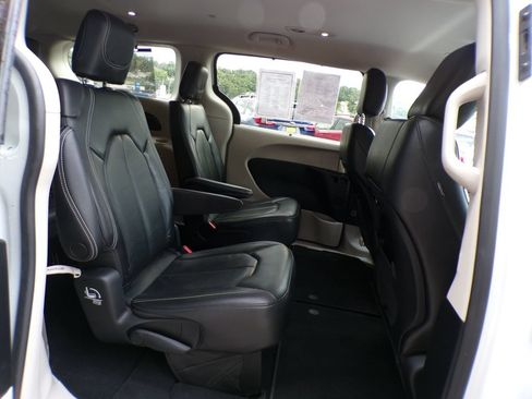 Used 2022 Chrysler Pacifica Touring-L FWD image 18