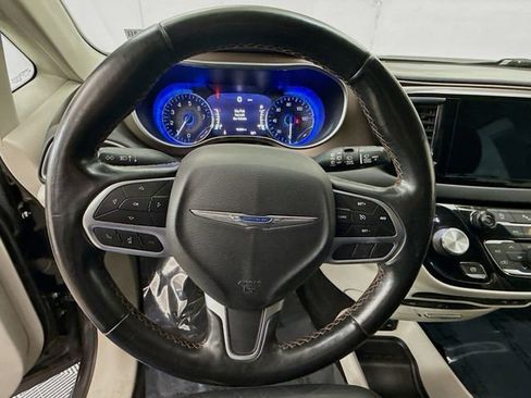 Used 2019 Chrysler Pacifica Touring-L Plus w/ Tire & Wheel Group image 13
