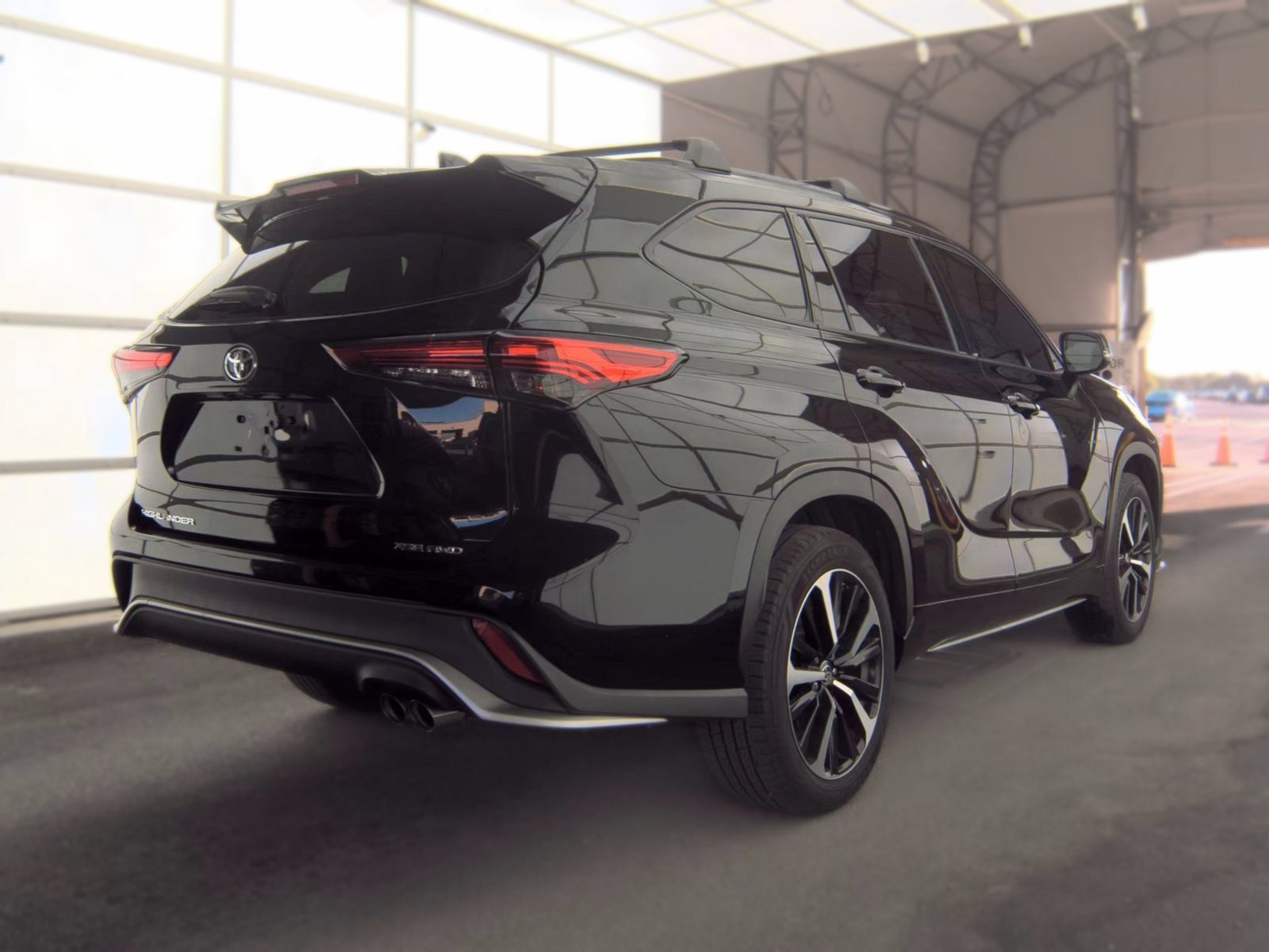 Used 2021 Toyota Highlander XSE AWD/4WD image 2