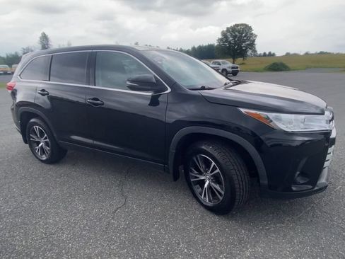 Used 2019 Toyota Highlander LE AWD/4WD image 2