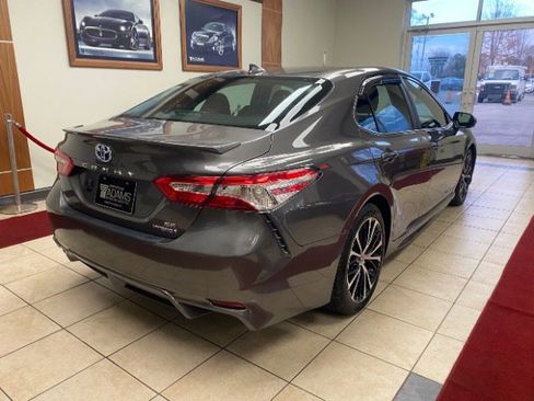 Used 2020 Toyota Camry SE w/ Sunroof Package image 3