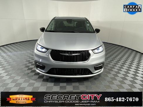 Used 2024 Chrysler Pacifica Touring-L image 2