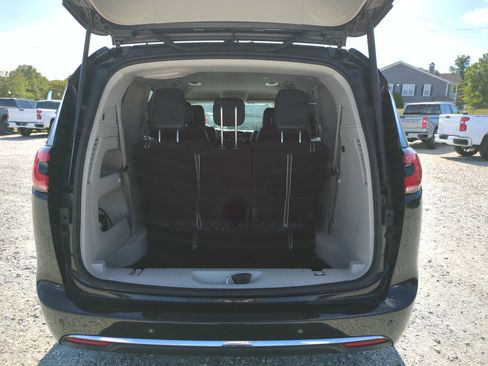 Used 2023 Chrysler Pacifica Touring-L FWD image 30