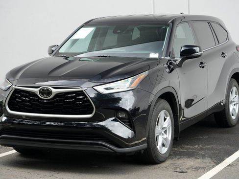 Used 2021 Toyota Highlander LE AWD/4WD image 44