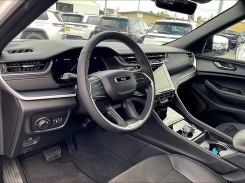 Used 2025 Jeep Grand Cherokee Altitude image 14