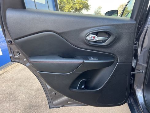 Used 2022 Jeep Cherokee Trailhawk image 22