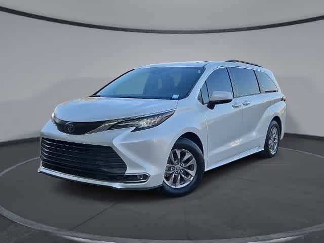 Used 2022 Toyota Sienna XLE FWD image 1