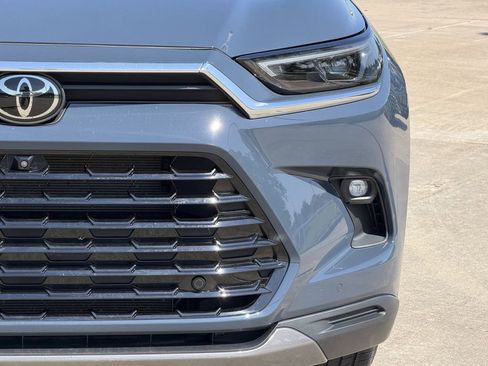 Used 2024 Toyota Grand Highlander AWD image 4