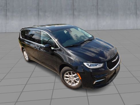 Used 2024 Chrysler Pacifica Touring-L FWD image 2