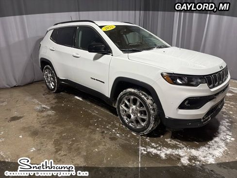 Used 2022 Jeep Compass Latitude image 1