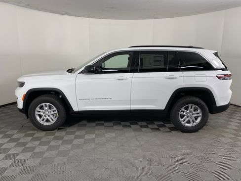 New 2025 Jeep Grand Cherokee Laredo w/ Luxury Tech Group I image 9