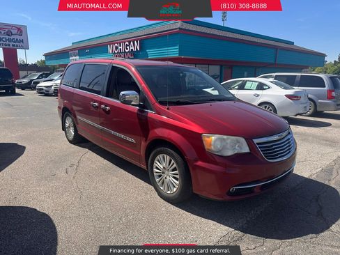 Used 2012 Chrysler Town & Country Touring-L w/ Premium Group FWD image 5