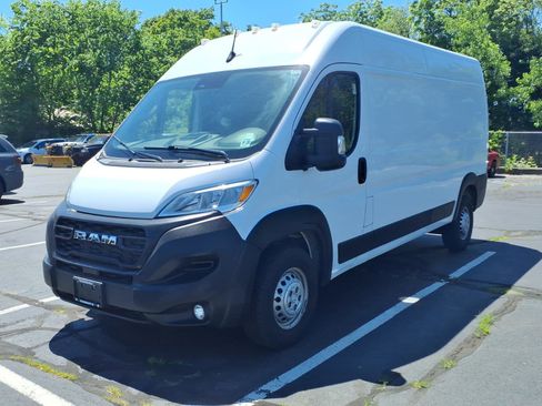 Used 2025 RAM ProMaster 2500 w/ Convenience Group FWD image 3